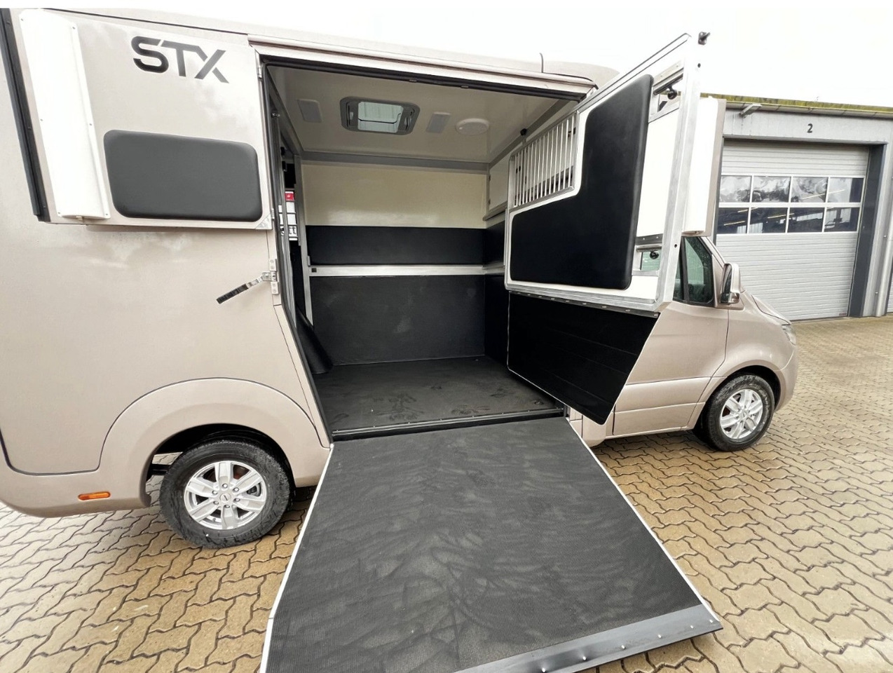MERCEDES-BENZ Sprinter - Horse truck: picture 5 MERCEDES-BENZ Sprinter - Horse truck: picture 5