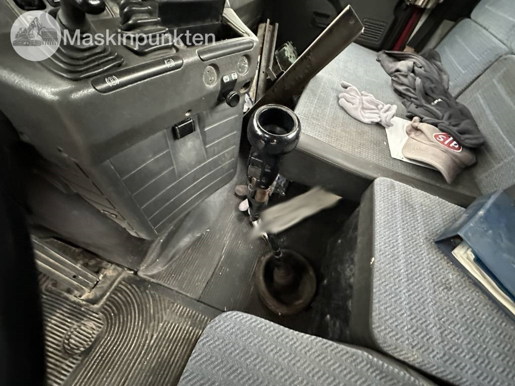 Tractor unit Scania T 143 H: picture 12