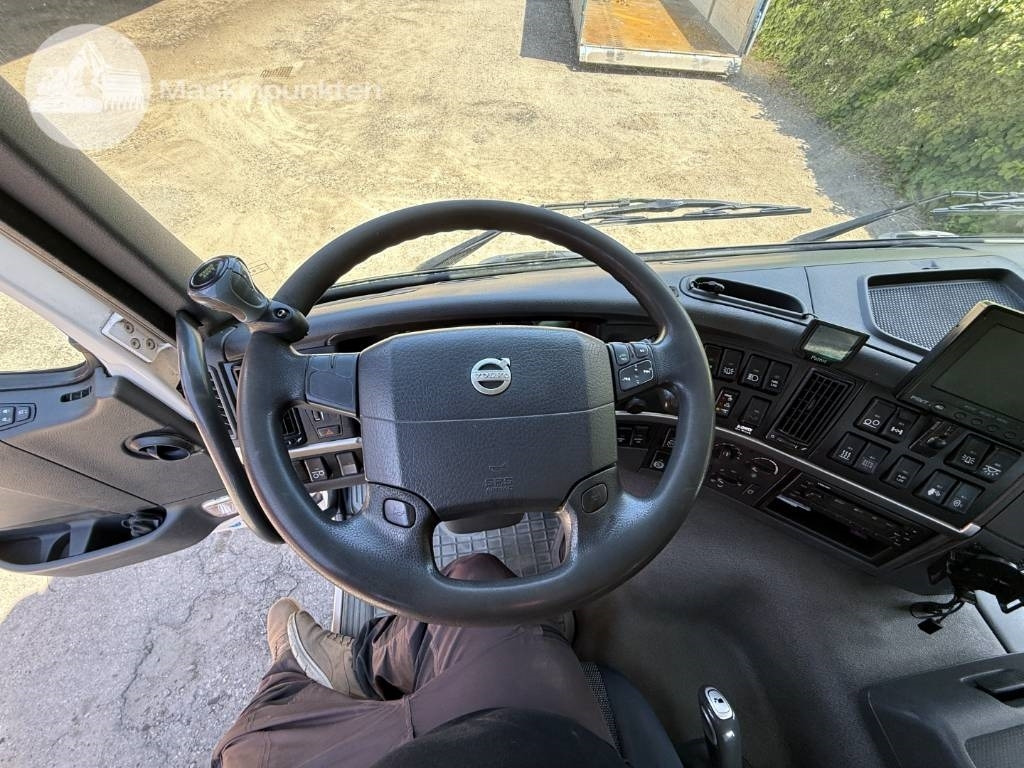 Crane truck Volvo FM 330: picture 17