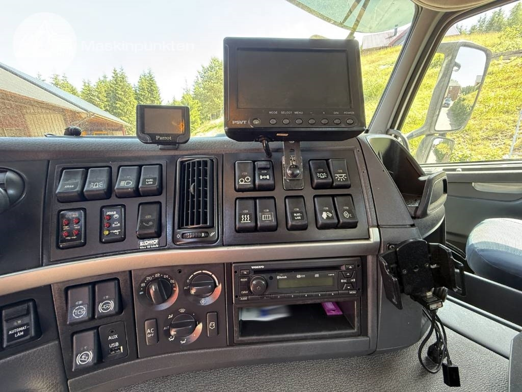 Crane truck Volvo FM 330: picture 21