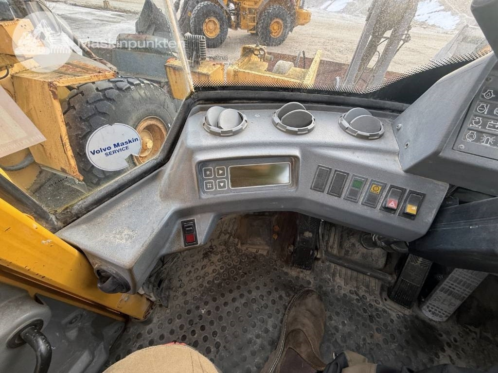 Wheel loader Volvo L 120 C: picture 15