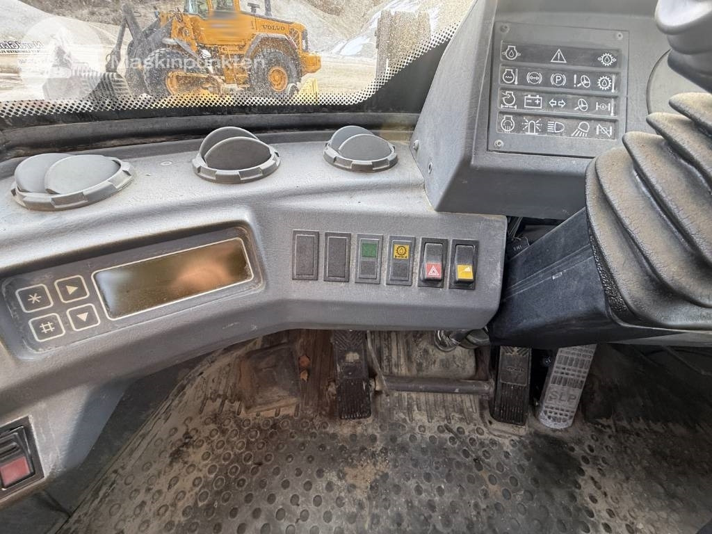 Wheel loader Volvo L 120 C: picture 18
