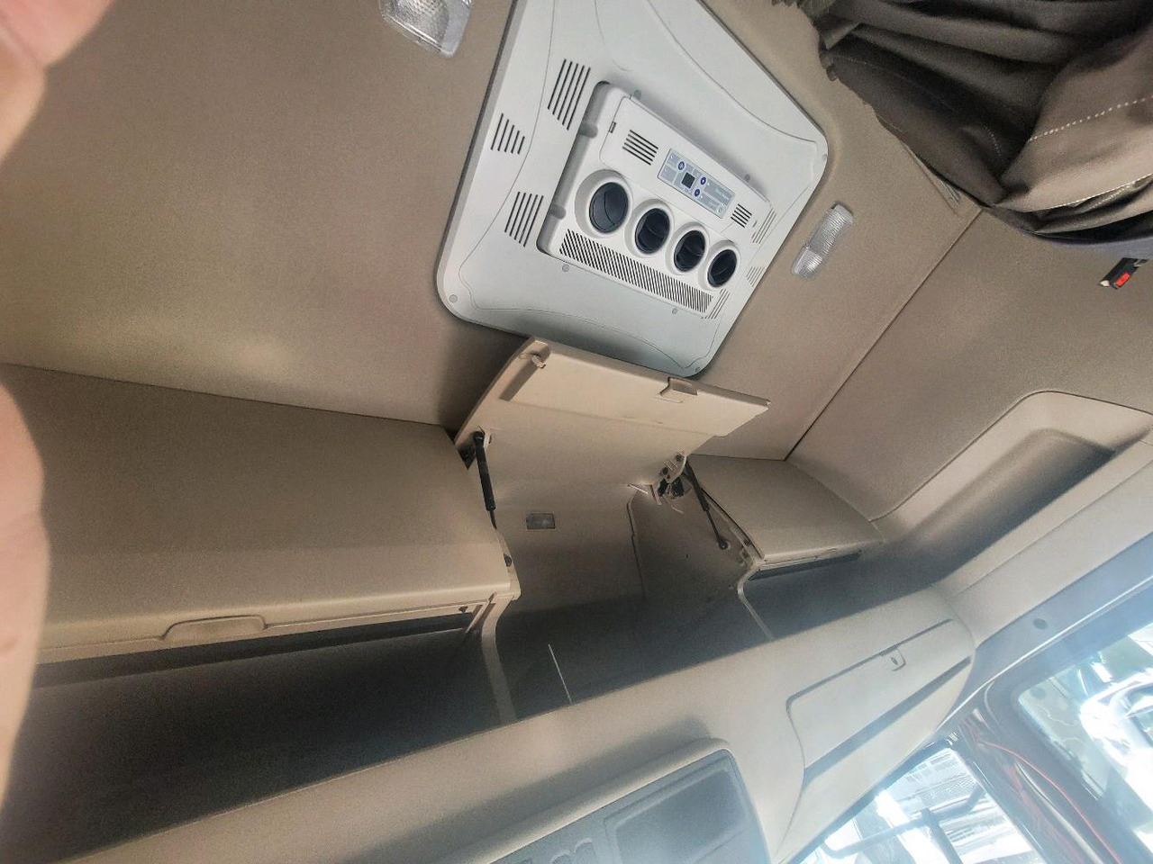 Tractor unit SCANIA R450: picture 11