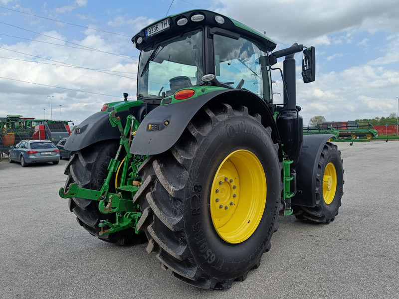 John Deere 6215R - Farm tractor: picture 3 John Deere 6215R - Farm tractor: picture 3
