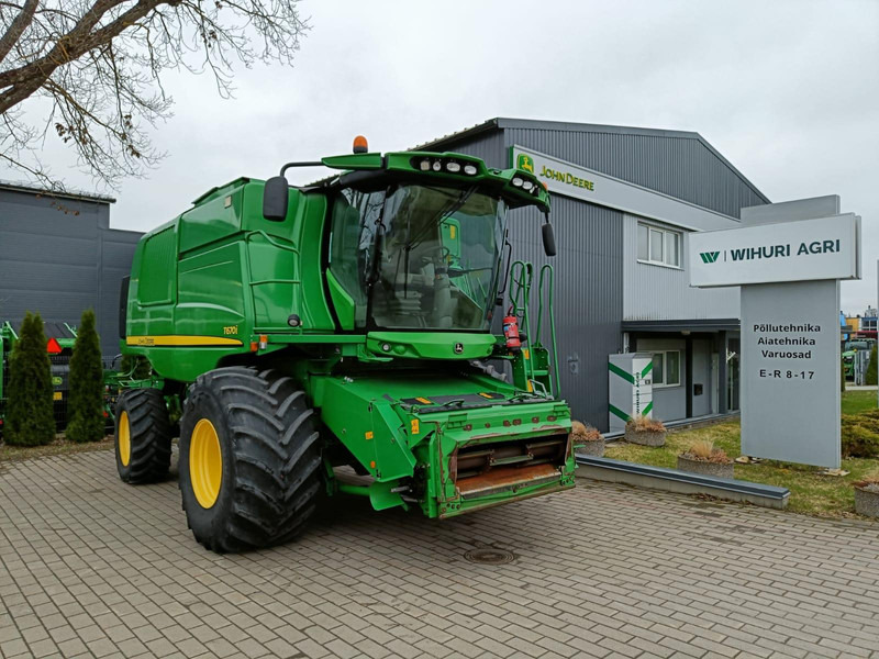John Deere T670 i - Combine harvester: picture 1 John Deere T670 i - Combine harvester: picture 1