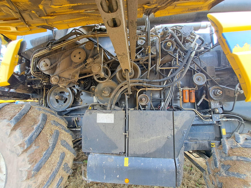 New Holland CX 8080 - Combine harvester: picture 3 New Holland CX 8080 - Combine harvester: picture 3