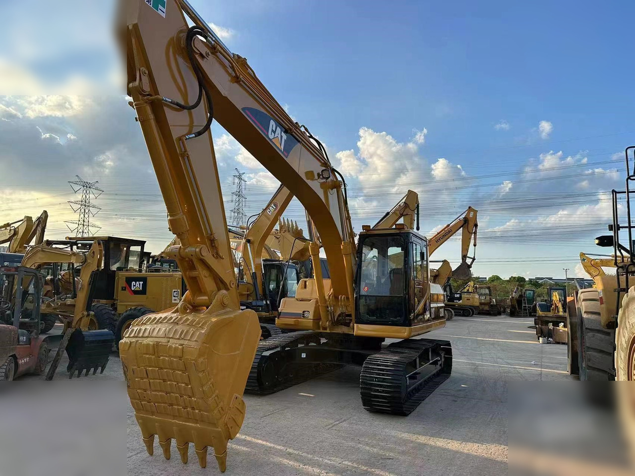 CATERPILLAR 320BL - Crawler excavator: picture 2 CATERPILLAR 320BL - Crawler excavator: picture 2