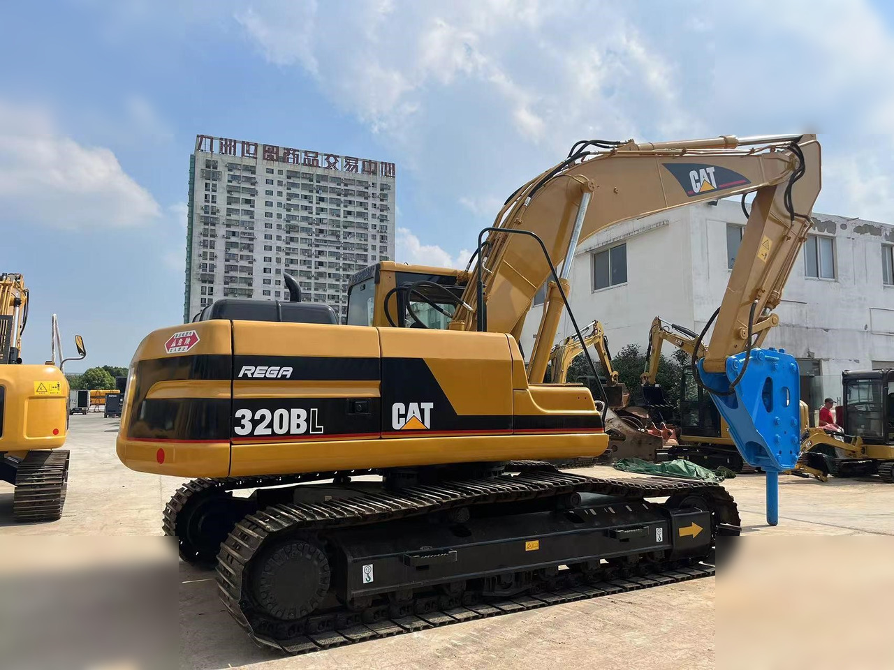 CATERPILLAR 320BL - Crawler excavator: picture 2 CATERPILLAR 320BL - Crawler excavator: picture 2