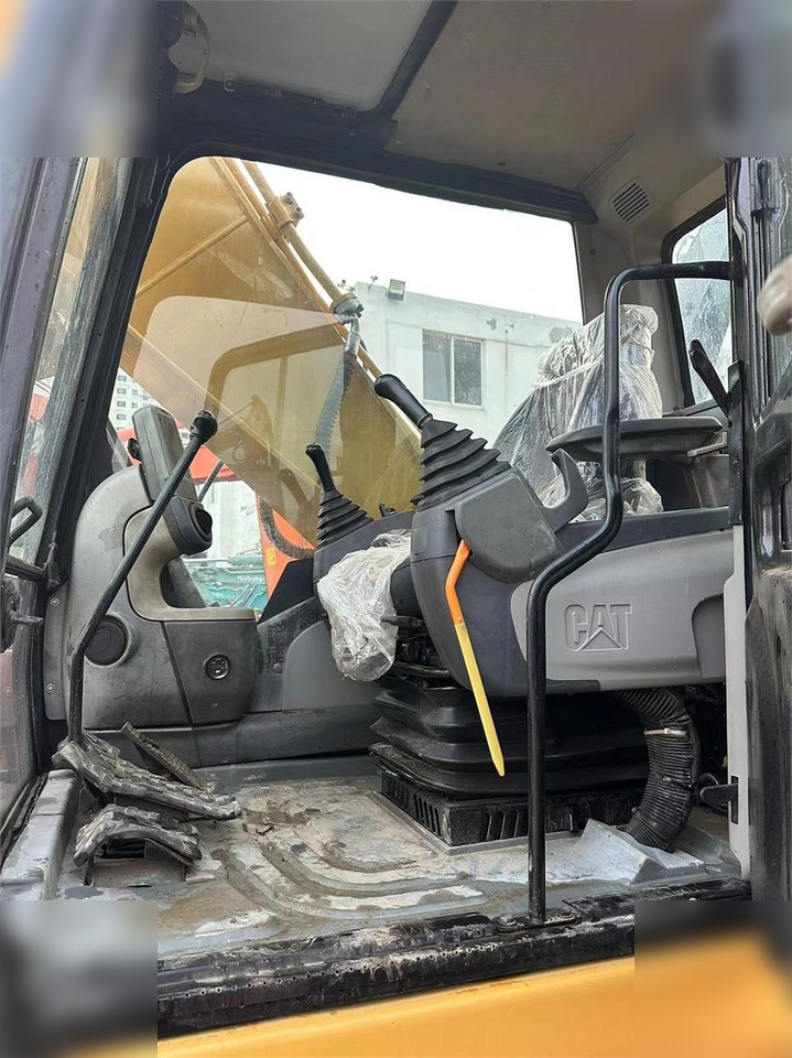 Crawler excavator CATERPILLAR 323DL: picture 7
