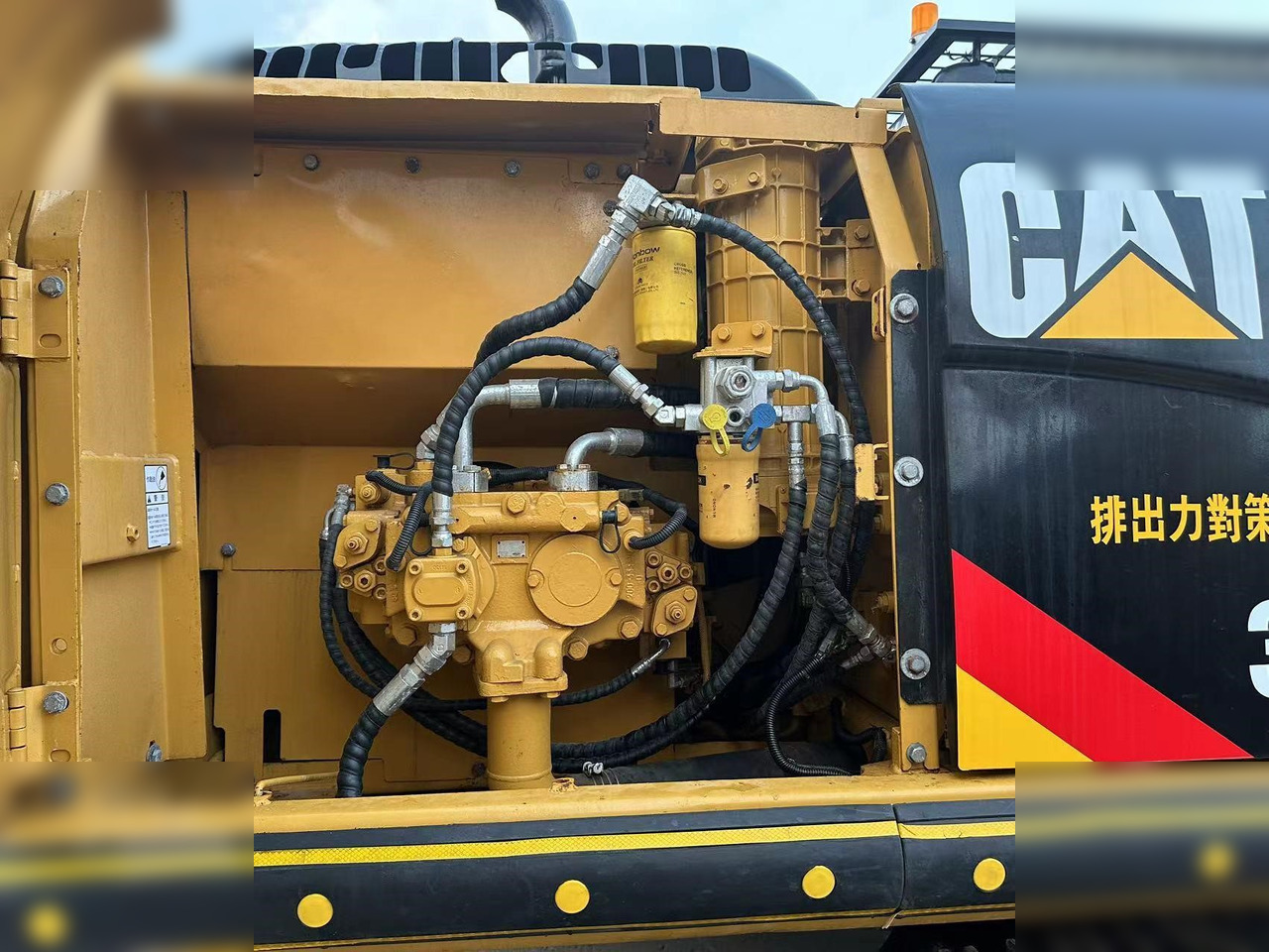 Crawler excavator CATERPILLAR 323DL: picture 6