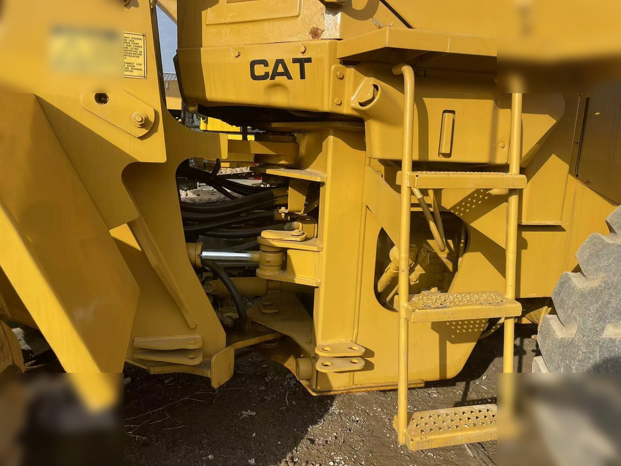 Wheel loader CATERPILLAR 938F: picture 8