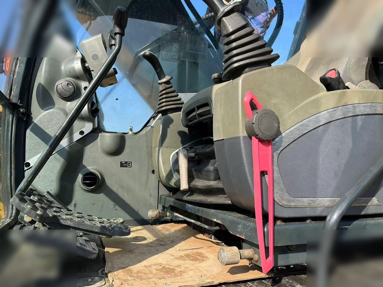 HYUNDAI ROBEX 220 LC-9S - Crawler excavator: picture 4 HYUNDAI ROBEX 220 LC-9S - Crawler excavator: picture 4