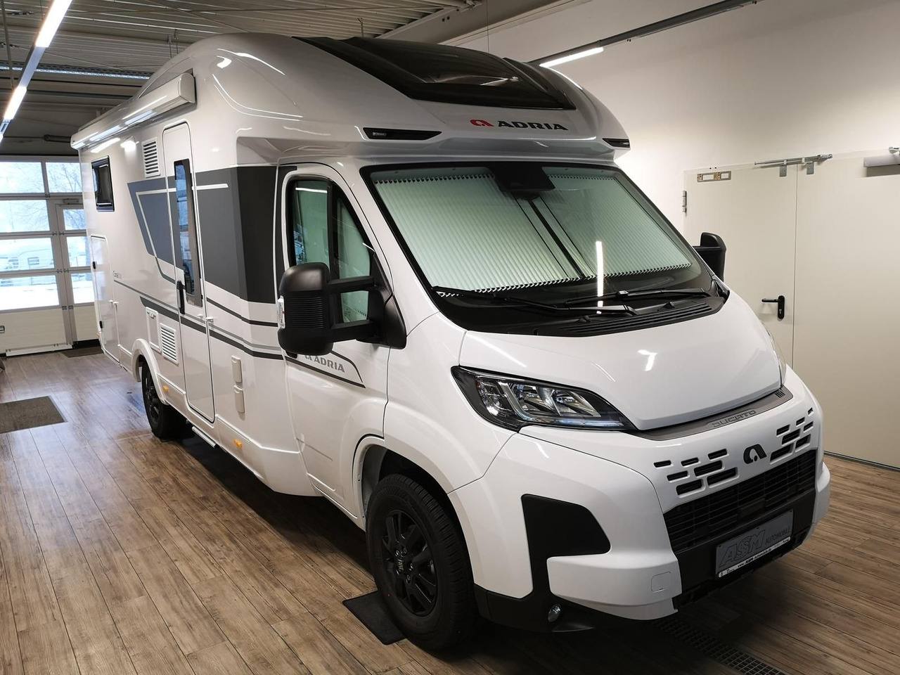 Adria Coral ALL-IN 650 DL*SOLAR*MARKISE*NAVI*SOFORT* - Semi-integrated motorhome: picture 3 Adria Coral ALL-IN 650 DL*SOLAR*MARKISE*NAVI*SOFORT* - Semi-integrated motorhome: picture 3
