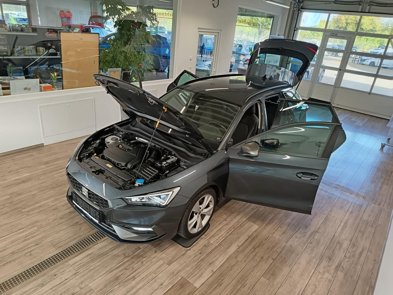 Seat Leon Sportstourer 1,5TSI FR*NAVI*LED*SOUND*R-KAM - Station wagon: picture 2 Seat Leon Sportstourer 1,5TSI FR*NAVI*LED*SOUND*R-KAM - Station wagon: picture 2