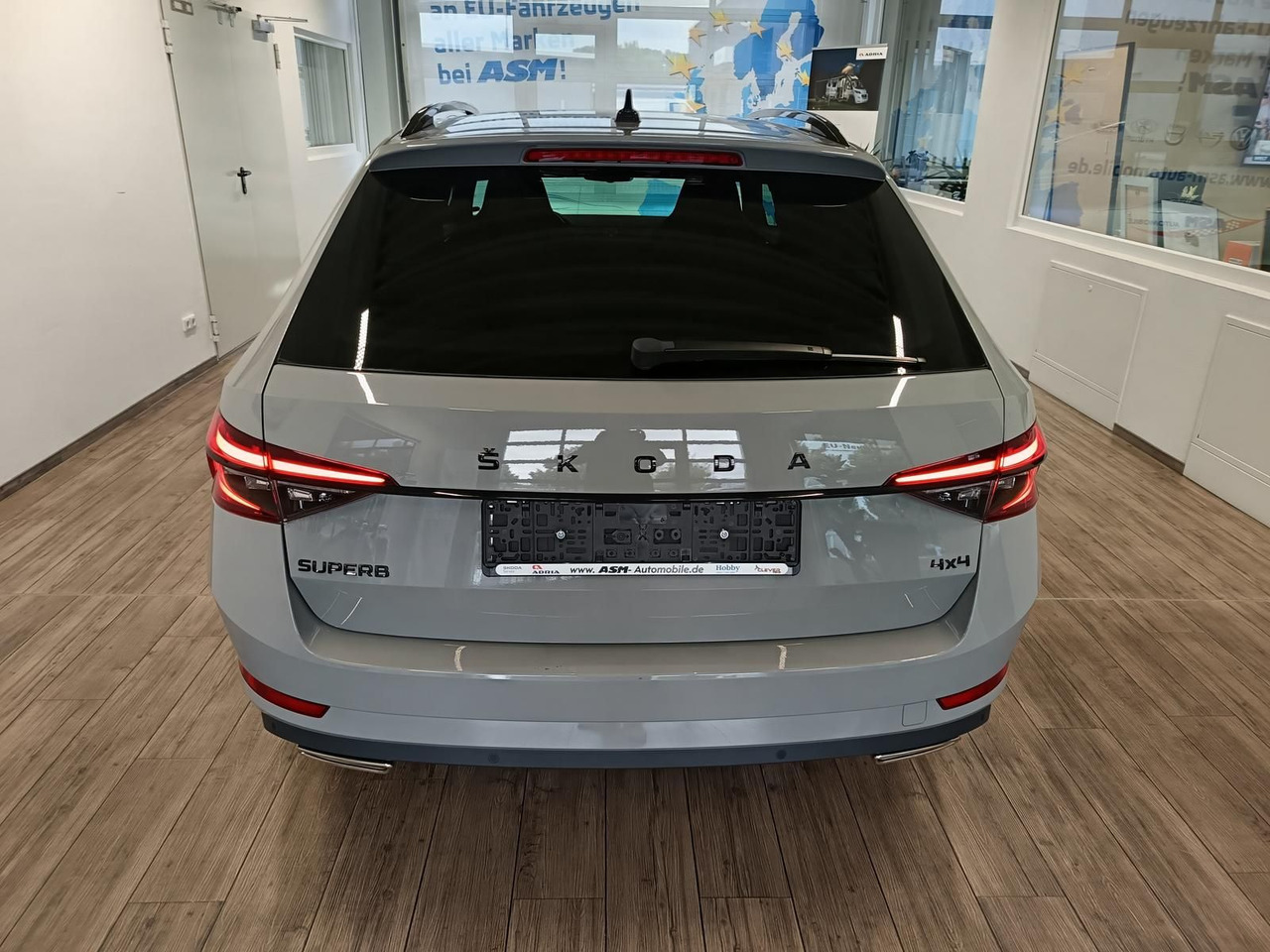 Skoda Superb Combi Sportline 2.0TSI DSG4x4*AHK*DCC*ACC - Car: picture 5 Skoda Superb Combi Sportline 2.0TSI DSG4x4*AHK*DCC*ACC - Car: picture 5