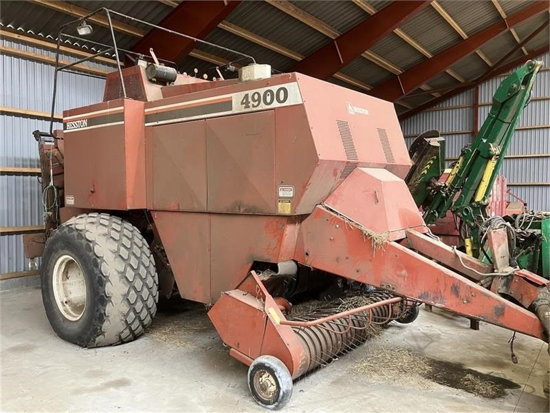 Hesston 4900 - Square baler: picture 1 Hesston 4900 - Square baler: picture 1