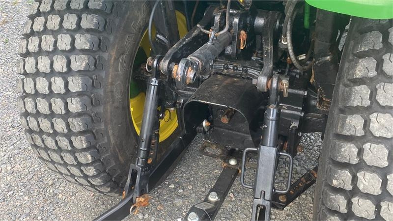 John Deere 3033 R - Municipal tractor: picture 5 John Deere 3033 R - Municipal tractor: picture 5