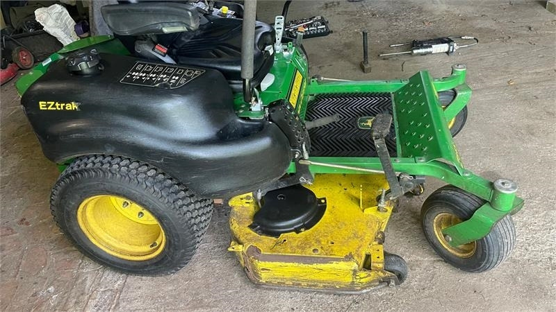John Deere Z645 Zero turn - Garden mower: picture 2 John Deere Z645 Zero turn - Garden mower: picture 2