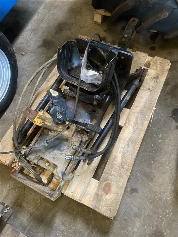 New Holland T7030 Hitchtræk - Spare parts for Agricultural machinery: picture 1 New Holland T7030 Hitchtræk - Spare parts for Agricultural machinery: picture 1