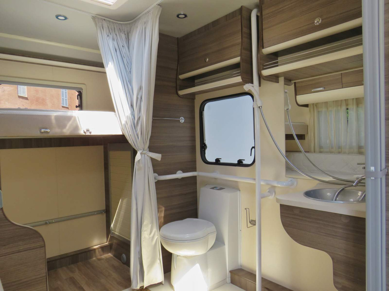Fiat Ducato RETRACTABLE PLATFORM (300KG CAPACITY) - Camper: picture 3 Fiat Ducato RETRACTABLE PLATFORM (300KG CAPACITY) - Camper: picture 3