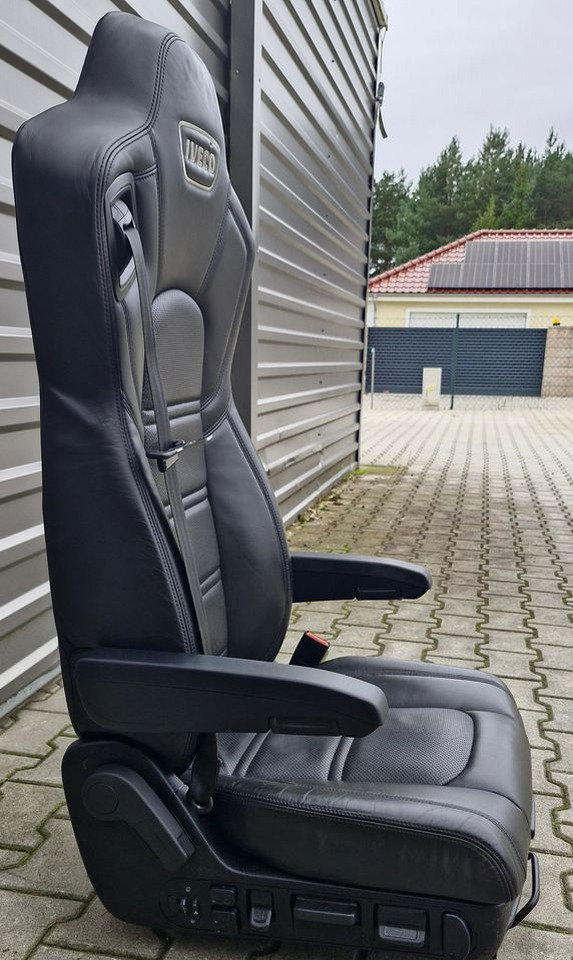 IVECO STRALIS S WAY FOTEL PASAŻERA - Cab and interior: picture 3 IVECO STRALIS S WAY FOTEL PASAŻERA - Cab and interior: picture 3