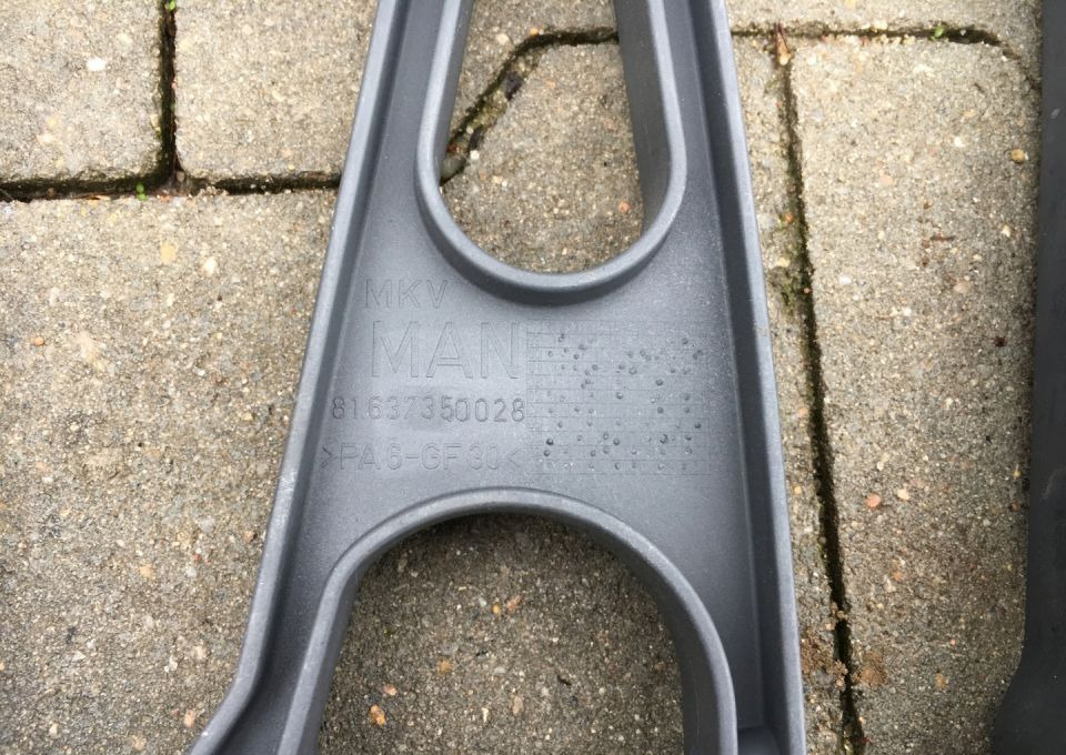 MAN TGX TGA XXL mocowanie blendy przeciwsłonecznej - Sun visor for Truck: picture 2 MAN TGX TGA XXL mocowanie blendy przeciwsłonecznej - Sun visor for Truck: picture 2