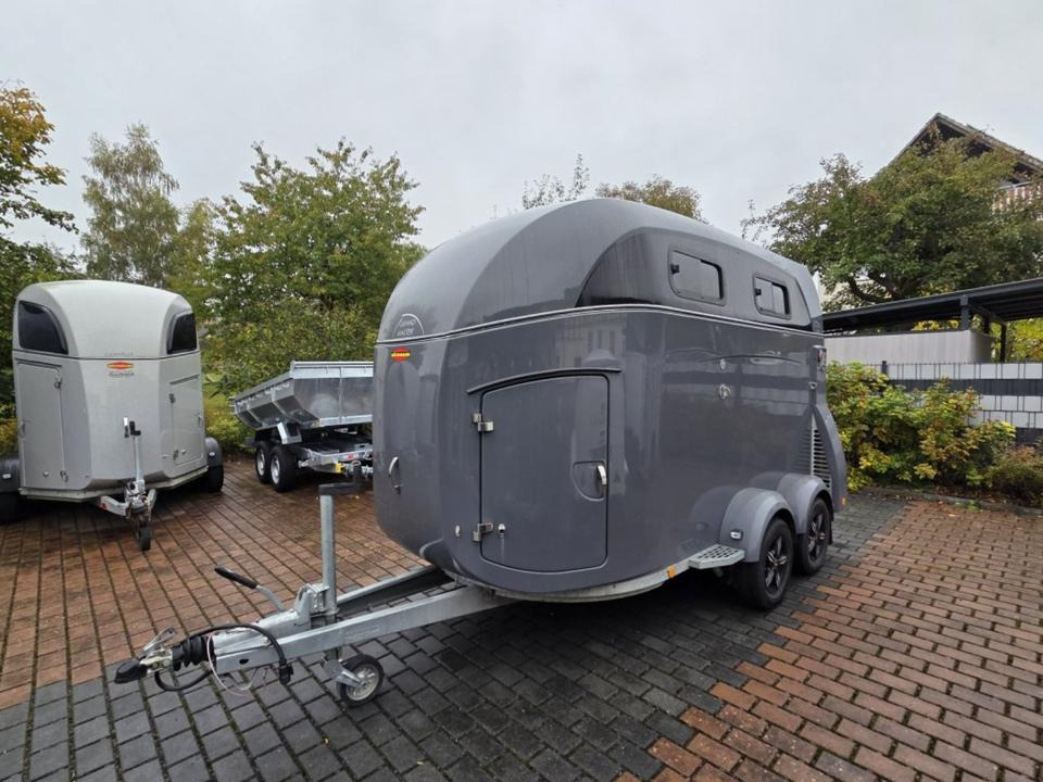 Böckmann Pferdeanhänger Grand Master WCF, 2,7 to.,100 km/h, Video - Horse trailer: picture 1 Böckmann Pferdeanhänger Grand Master WCF, 2,7 to.,100 km/h, Video - Horse trailer: picture 1