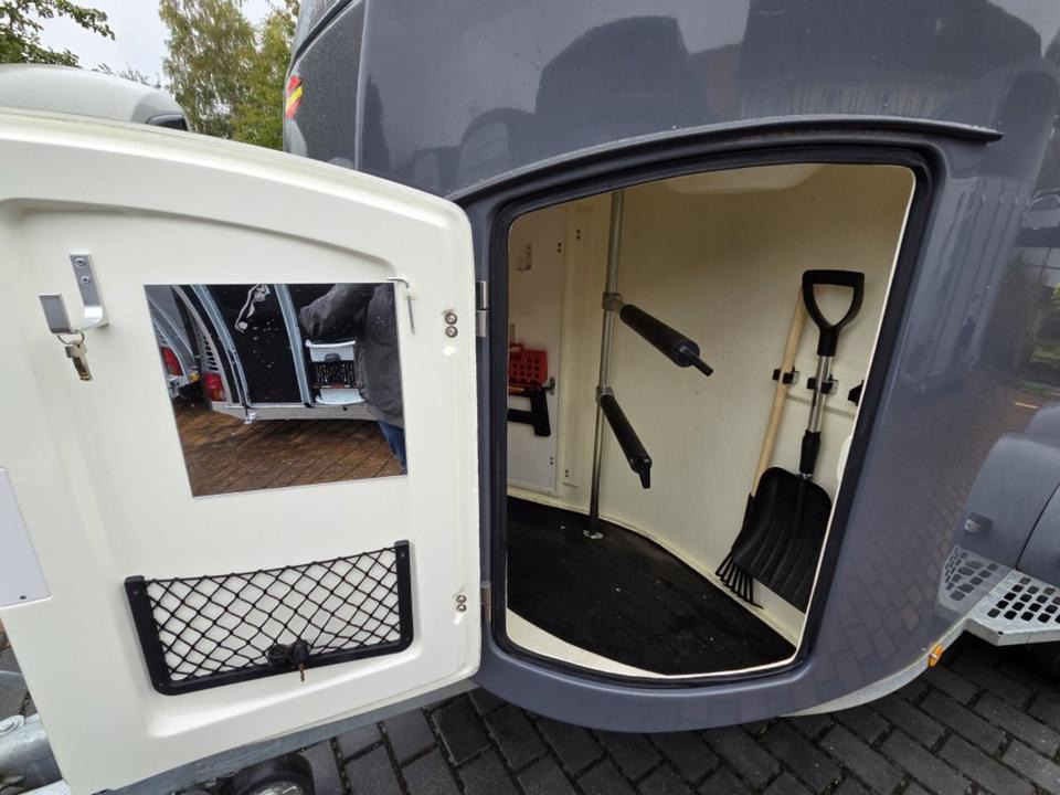 Böckmann Pferdeanhänger Grand Master WCF, 2,7 to.,100 km/h, Video - Horse trailer: picture 4 Böckmann Pferdeanhänger Grand Master WCF, 2,7 to.,100 km/h, Video - Horse trailer: picture 4