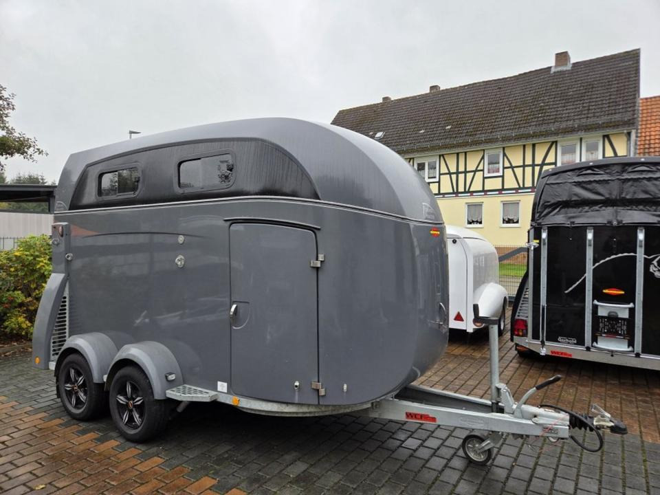 Böckmann Pferdeanhänger Grand Master WCF, 2,7 to.,100 km/h, Video - Horse trailer: picture 2 Böckmann Pferdeanhänger Grand Master WCF, 2,7 to.,100 km/h, Video - Horse trailer: picture 2