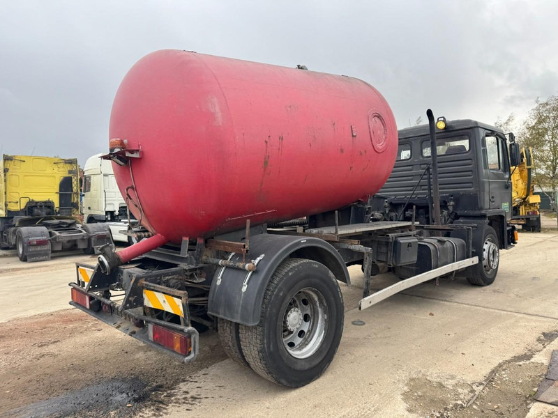 MAN 18.232 (8000 L / 6 CYLINDER WITH MANUAL PUMP / STEEL SUSPENSION) - Vacuum truck: picture 5 MAN 18.232 (8000 L / 6 CYLINDER WITH MANUAL PUMP / STEEL SUSPENSION) - Vacuum truck: picture 5