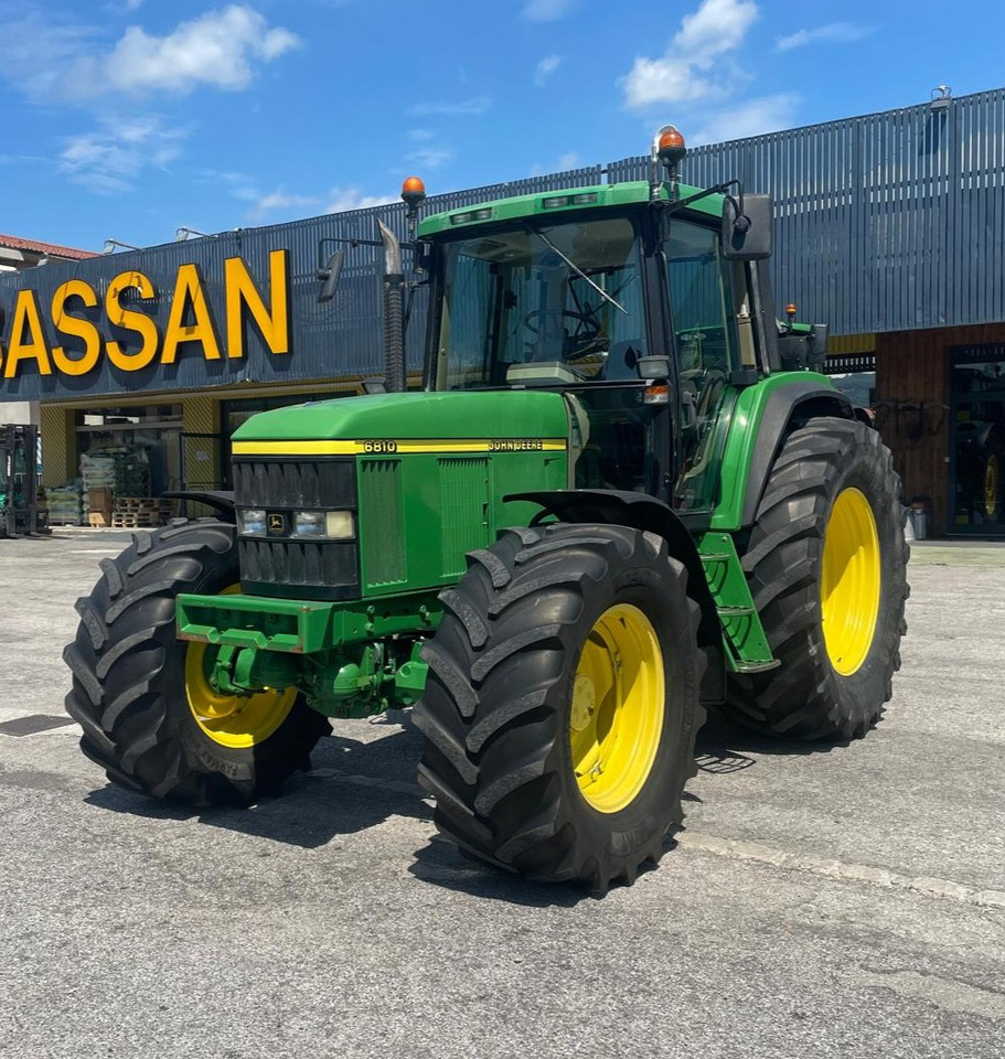 JOHN DEERE 6810 - Farm tractor: picture 1 JOHN DEERE 6810 - Farm tractor: picture 1