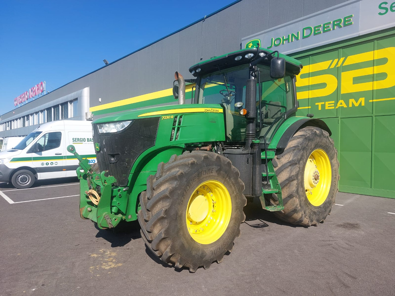 JOHN DEERE 7230 R - Farm tractor: picture 1 JOHN DEERE 7230 R - Farm tractor: picture 1