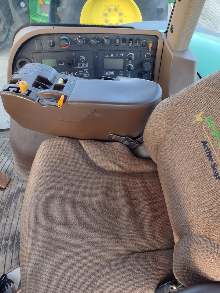 JOHN DEERE 8230 - Farm tractor: picture 5 JOHN DEERE 8230 - Farm tractor: picture 5