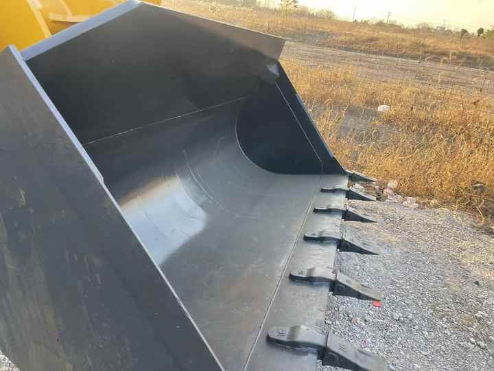 China Famous Brand LiuGong Medium-sized Wheel Loader LiuGong 856N Loader for Earthmoving, Mining, Construction for Sale - Wheel loader: picture 2 China Famous Brand LiuGong Medium-sized Wheel Loader LiuGong 856N Loader for Earthmoving, Mining, Construction for Sale - Wheel loader: picture 2