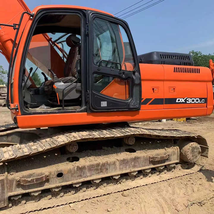 Used Digger DOOSAN DX300 Construction Machinery Construction Digger Used DOOSAN DX300 Cheap Excavator - Crawler excavator: picture 1 Used Digger DOOSAN DX300 Construction Machinery Construction Digger Used DOOSAN DX300 Cheap Excavator - Crawler excavator: picture 1