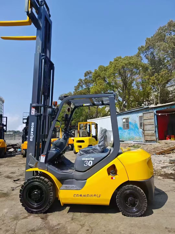 KOMATSU 3-ton - Vertical mast lift: picture 1 KOMATSU 3-ton - Vertical mast lift: picture 1