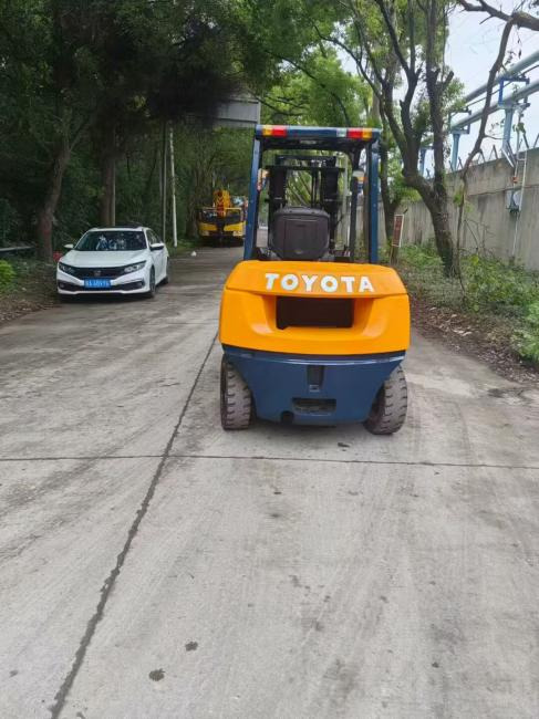TOYATA 5-TON - Vertical mast lift: picture 2 TOYATA 5-TON - Vertical mast lift: picture 2