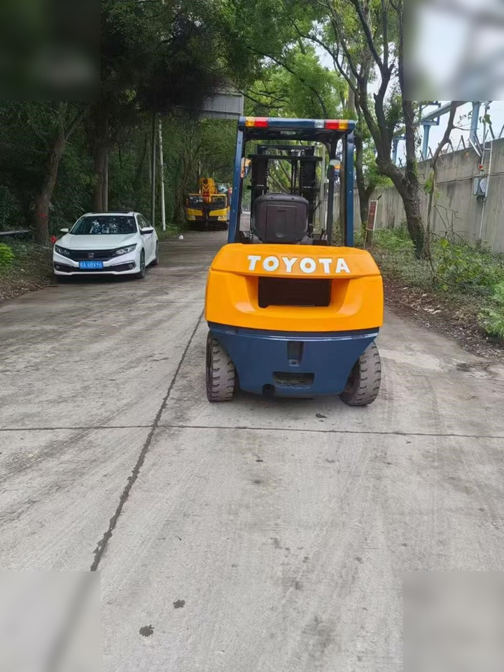 TOYOTA 8FGU30 - Forklift: picture 2 TOYOTA 8FGU30 - Forklift: picture 2