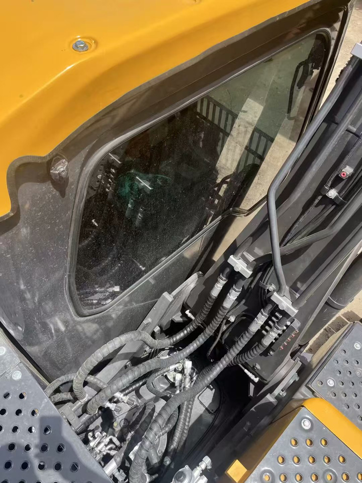 Crawler excavator VOLVO EC140: picture 11