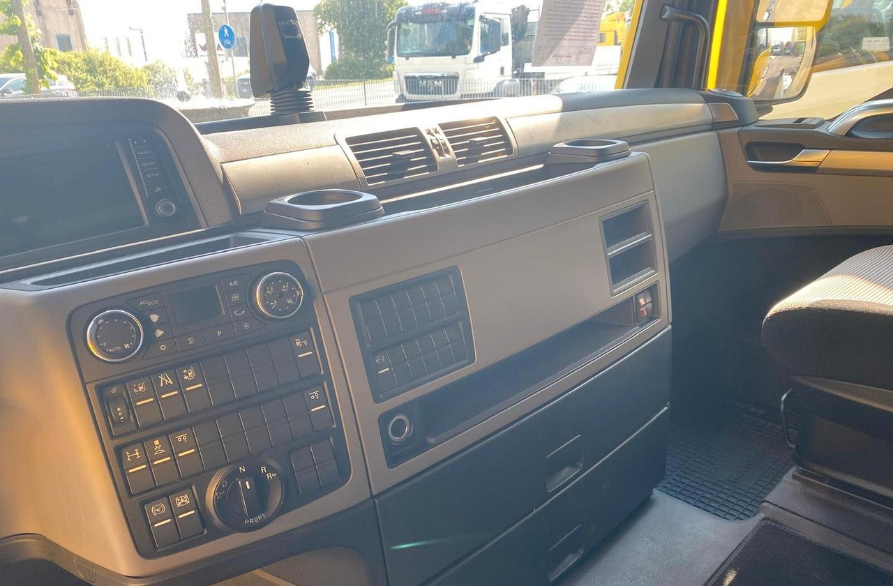 Cab chassis truck MAN TGX 26.500 MOTRICE 3 ASSI TELAIO EURO 6 2019: picture 11