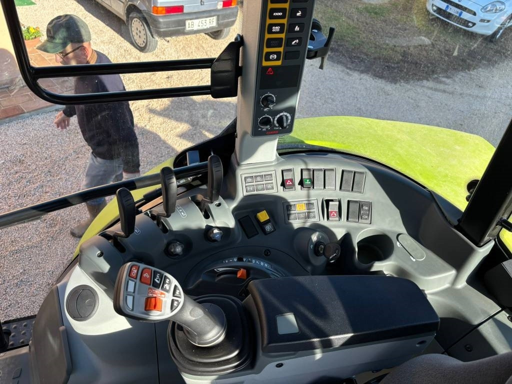 Farm tractor Claas Arion 450: picture 6