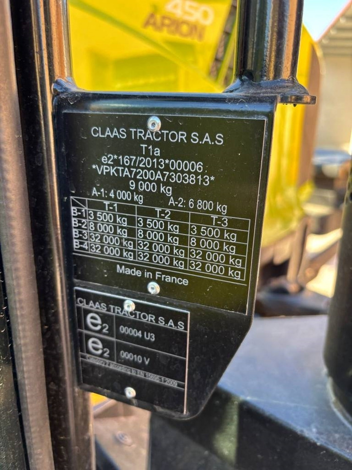 Farm tractor Claas Arion 450: picture 8