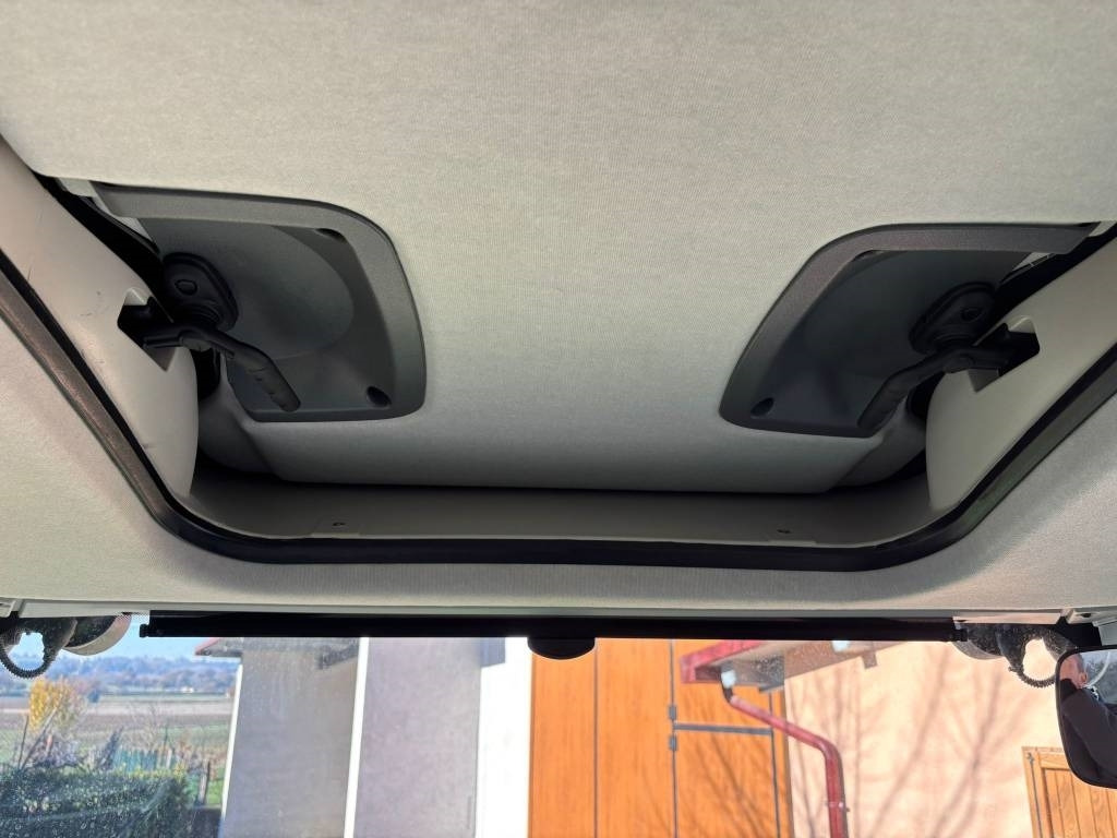 Farm tractor Claas Arion 450: picture 7