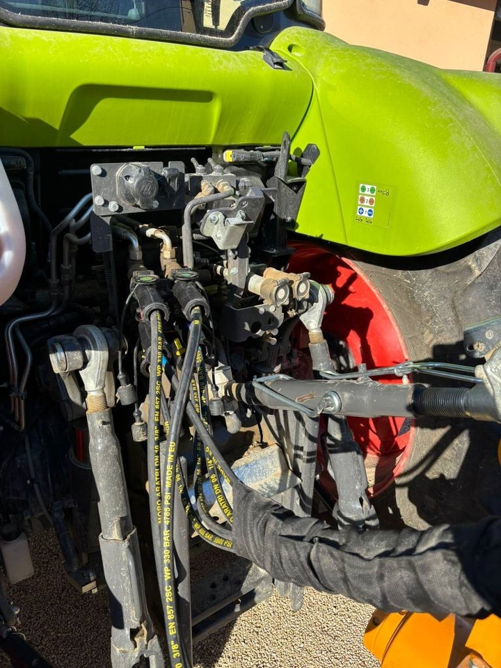Farm tractor Claas Arion 450: picture 11