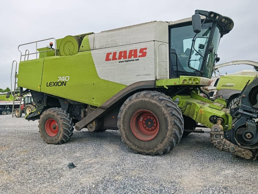 Claas Lexion 740 - Combine harvester: picture 1 Claas Lexion 740 - Combine harvester: picture 1