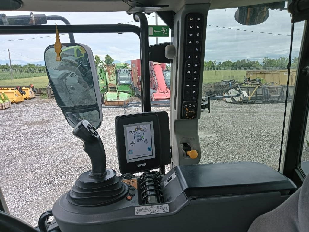 Farm tractor JCB Fastrac 4220: picture 10