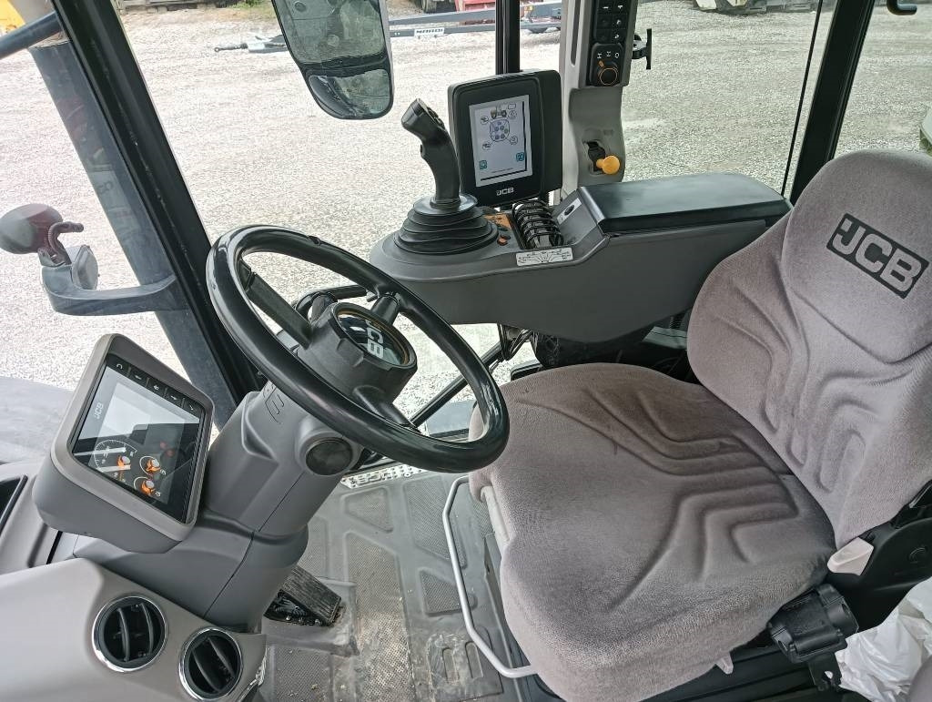 Farm tractor JCB Fastrac 4220: picture 11