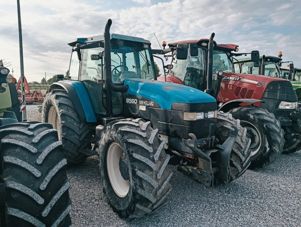 New Holland 8560 - Farm tractor: picture 1 New Holland 8560 - Farm tractor: picture 1