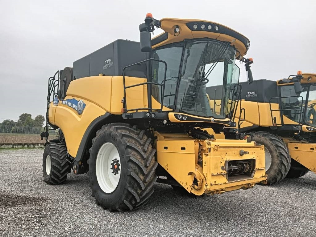 New Holland CR 7.90 - Combine harvester: picture 1 New Holland CR 7.90 - Combine harvester: picture 1