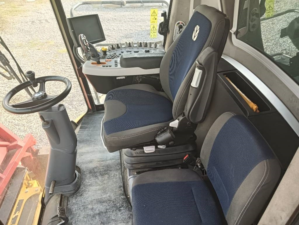 New Holland CR 7.90 - Combine harvester: picture 4 New Holland CR 7.90 - Combine harvester: picture 4